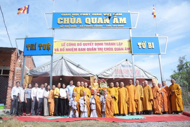 Chụp ảnh lưu niệm trước Tam quan chùa Quan Âm