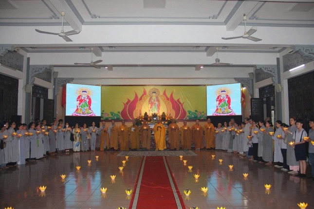 Đại chúng dâng hoa đăng