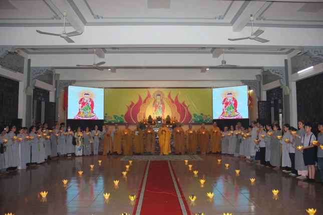 Đại chúng dâng hoa đăng