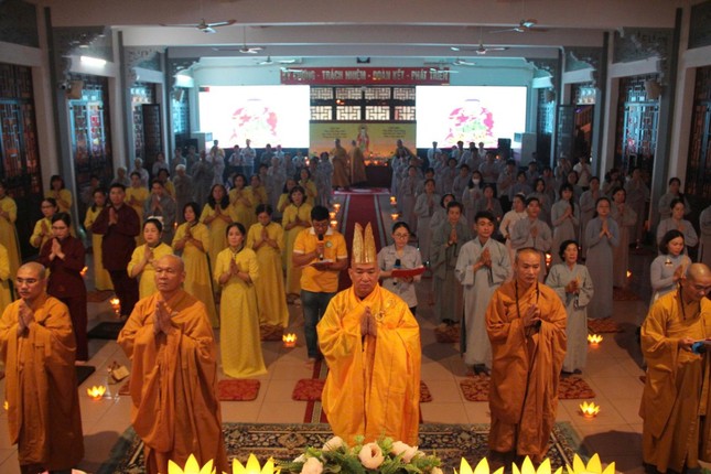 Lễ hoa đăng vía Đức Phật A Di Đà tại thiền viện Quảng Đức