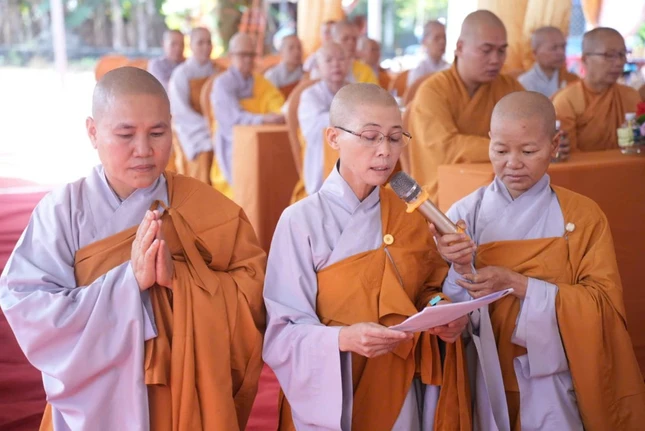 Sư cô Thích nữ Diệu Ngân dâng lời phát nguyện