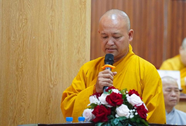Đại đức Thích Đạt Ma Đức Long báo cáo tại hội nghị Đại đức Thích Đạt Ma Đức Long báo cáo tại hội nghị