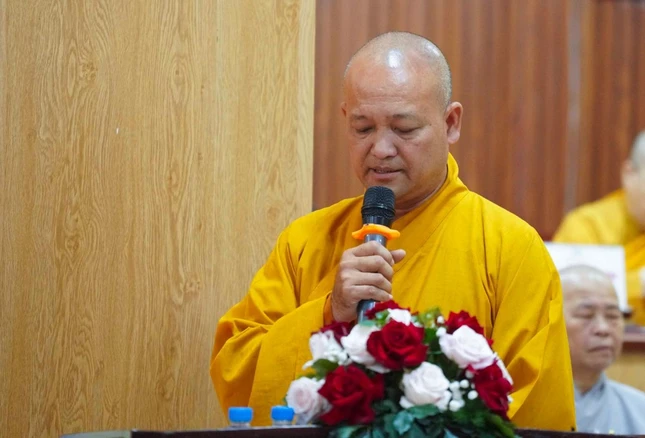 Đại đức Thích Đạt Ma Đức Long báo cáo tại hội nghị