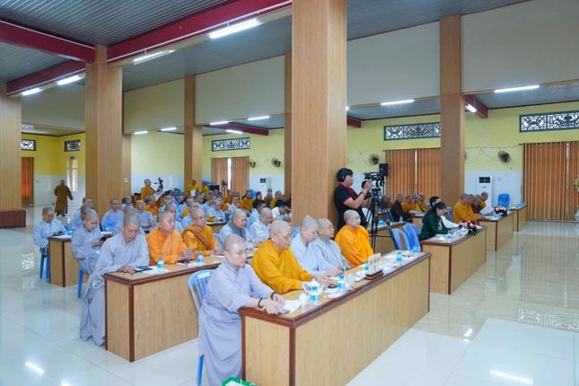 Chư tôn đức tham dự hội nghị