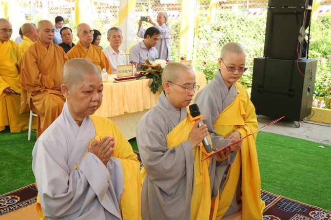 Sư cô Thích nữ Lệ Nghiêm dâng lời phát nguyện