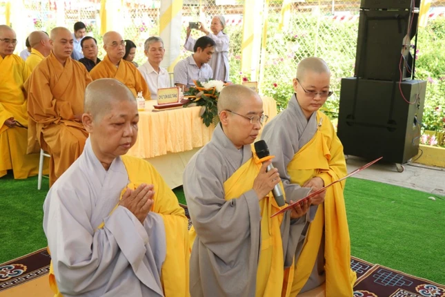 Sư cô Thích nữ Lệ Nghiêm dâng lời phát nguyện