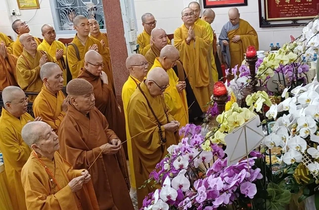 Chư tôn đức thắp nén tâm hương tưởng niệm cố Ni trưởng Thích nữ Tịnh Hạnh