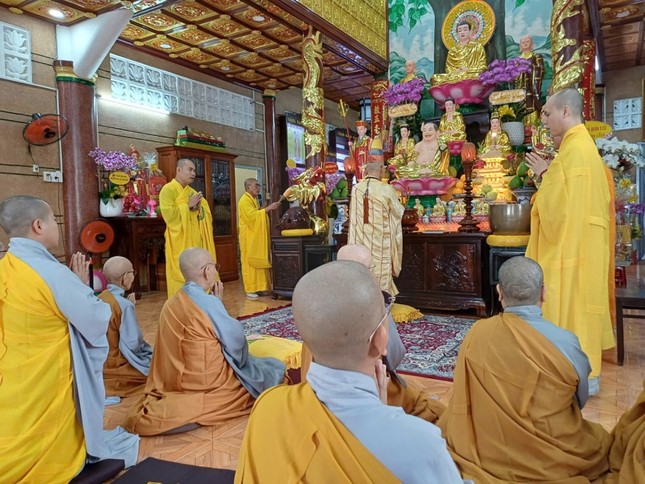 Chư tôn đức Ban Kinh sư thực hiện khóa lễ tại chánh điện chùa Bồ Đề
