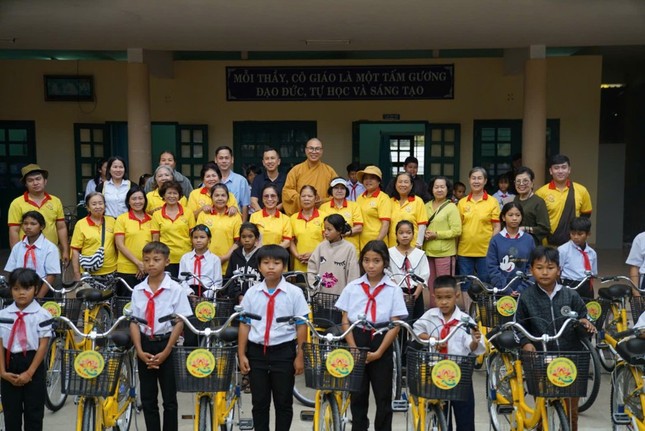 Đoàn trao tặng xe đạp đến các em học sinh - Ảnh: T.N