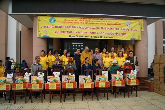 Chùa Tường Nguyên trao 500 phần quà đến bà con xã Tây Khánh Vĩnh và Trung Khánh Vĩnh