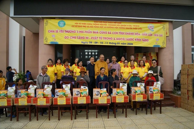 Chùa Tường Nguyên trao 500 phần quà đến bà con xã Tây Khánh Vĩnh và Trung Khánh Vĩnh