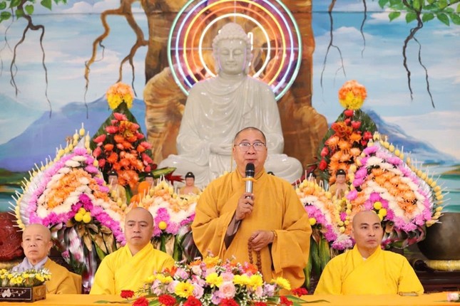 Thượng tọa Thích Nguyên Tân đạo từ tại buổi lễ