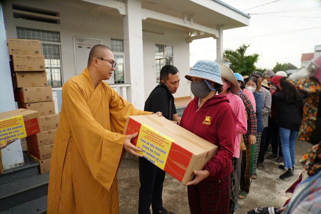 Đại đức Thích Minh Phú, trụ trì chùa Tường Nguyên trao quà đến người dân địa phương