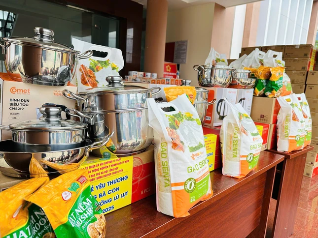 Những phần quà chia sẻ đến bà con sau bão lũ