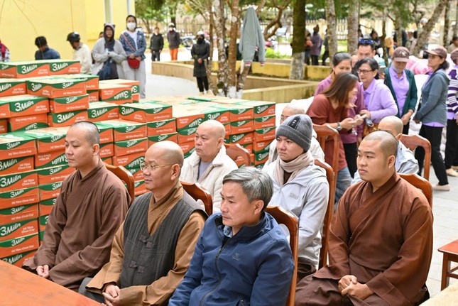 Đoàn chuẩn bị trao quà đến bà con