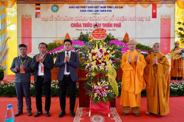 Đại diện lãnh đạo các cơ quan tặng hoa chúc mừng Đại diện lãnh đạo các cơ quan tặng hoa chúc mừng