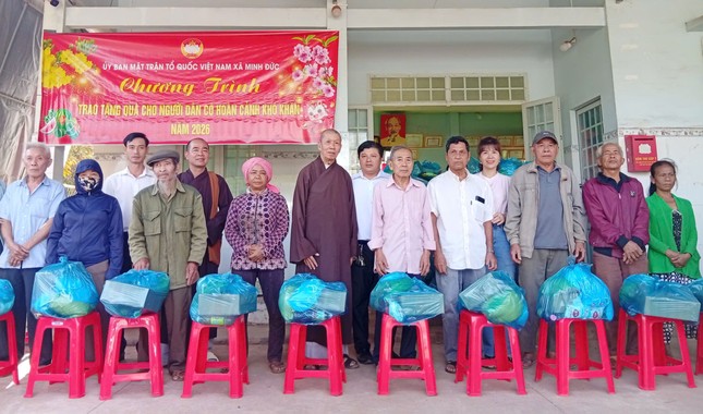 Hòa thượng Thích Giác Trí trao quà đến bà con xã Minh Đức