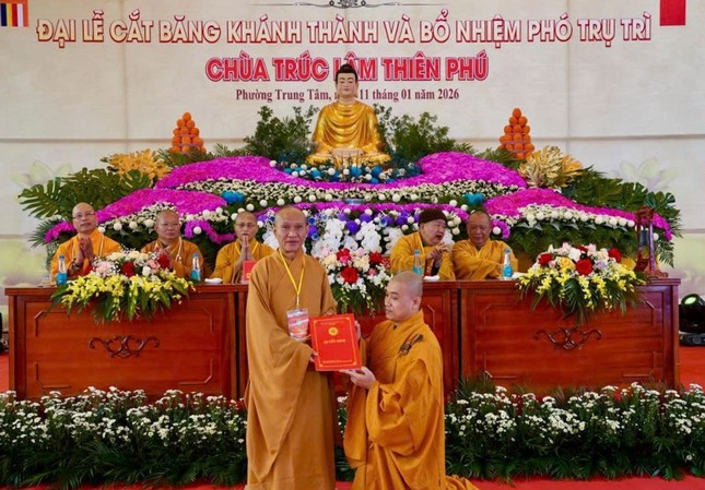 Hòa thượng Thích Thanh Điện trao quyết định đến Đại đức Thích Thanh Tùng Hòa thượng Thích Thanh Điện trao quyết định đến Đại đức Thích Thanh Tùng