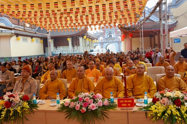 Chư tôn đức tham dự hội nghị