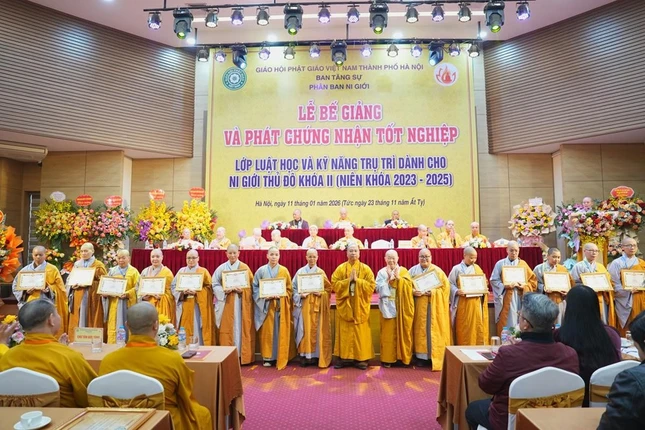 Trao Bằng công đức đến chư Ni Trao Bằng công đức đến chư Ni