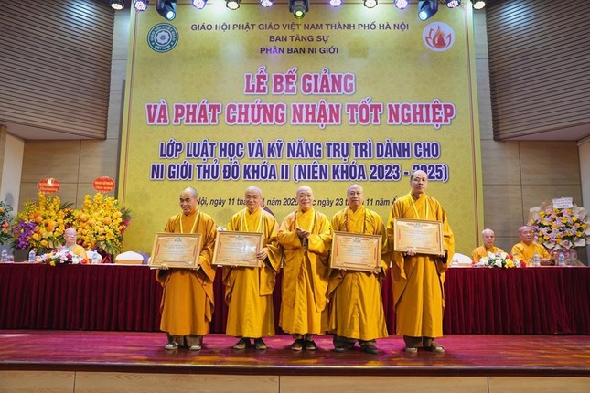 Hòa thượng Thích Bảo Nghiêm trao Bằng tuyên dương công đức đến chư giáo thọ