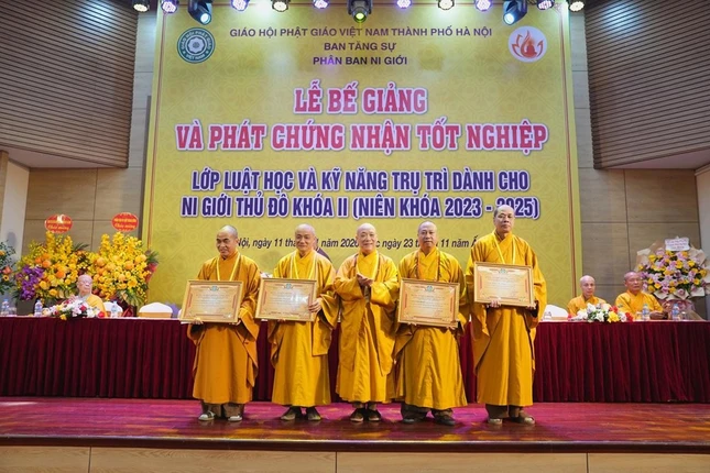 Hòa thượng Thích Bảo Nghiêm trao Bằng tuyên dương công đức đến chư giáo thọ Hòa thượng Thích Bảo Nghiêm trao Bằng tuyên dương công đức đến chư giáo thọ