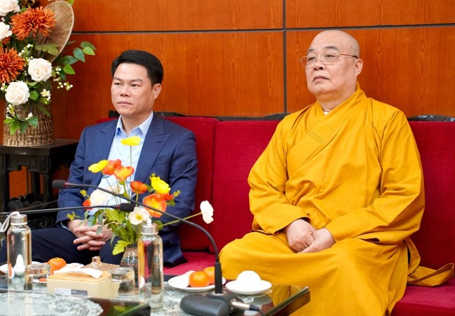 Trưởng lão Hòa thượng Thích Thanh Nhiễu và Thiếu tướng Nguyễn Hữu Mạnh