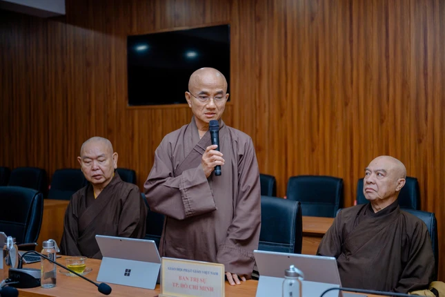 Thượng tọa Thích Thiện Quý, đại diện Ban Trị sự TP.HCM báo cáo một số công tác chuẩn bị Đại hội Phật giáo TP.HCM, đơn vị do Trung ương GHPGVN chỉ định tổ chức thí điểm đầu tiên