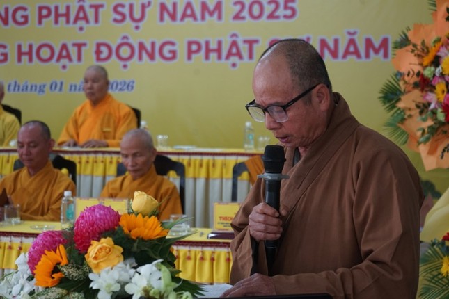 Thượng tọa Thích Viên Trừng đọc nghị quyết hội nghị