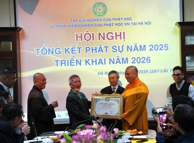 Tạp chí Nghiên cứu Phật học trao tặng Bằng tuyên dương công đức đến các cá nhân