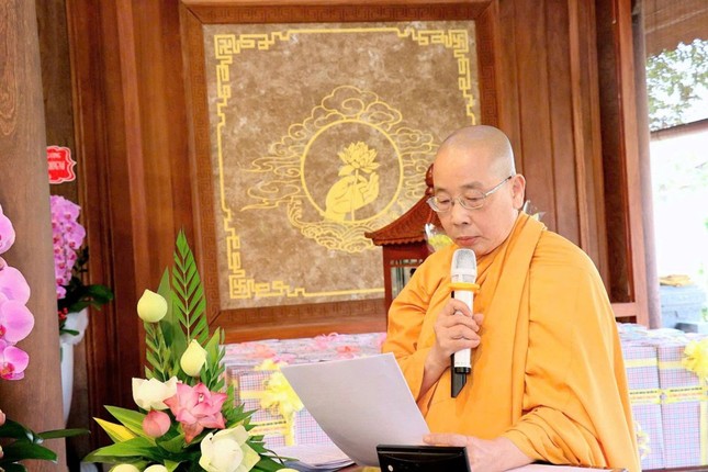 Ni sư Thích nữ Tuệ Liên trình bày báo cáo tổng kết công tác Phật sự