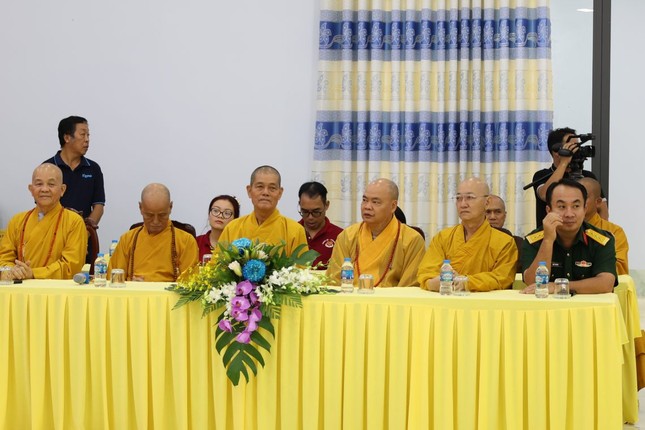 Chư tôn đức và đại diện các đơn vị tham dự buổi lễ