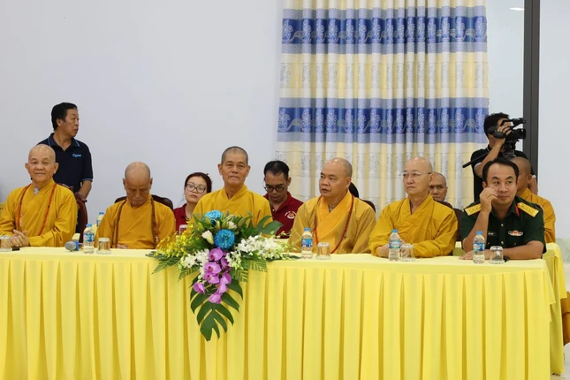 Chư tôn đức và đại diện các đơn vị tham dự buổi lễ