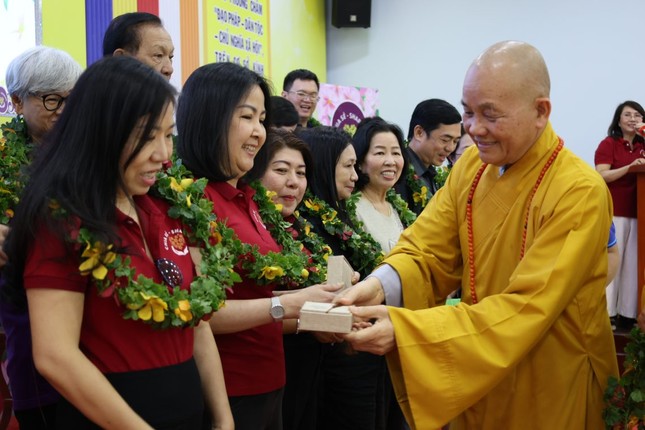 Hòa thượng Thích Minh Thiện trao quà đến thành viên Nhóm Chia sẻ - Sharing