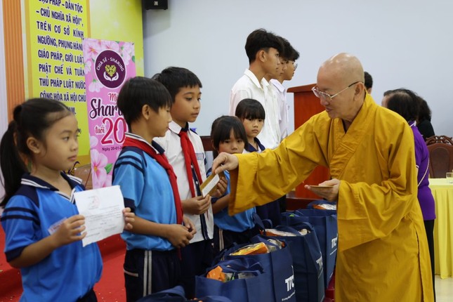 Thượng tọa Thích Quảng Tâm trao học bổng đến học sinh