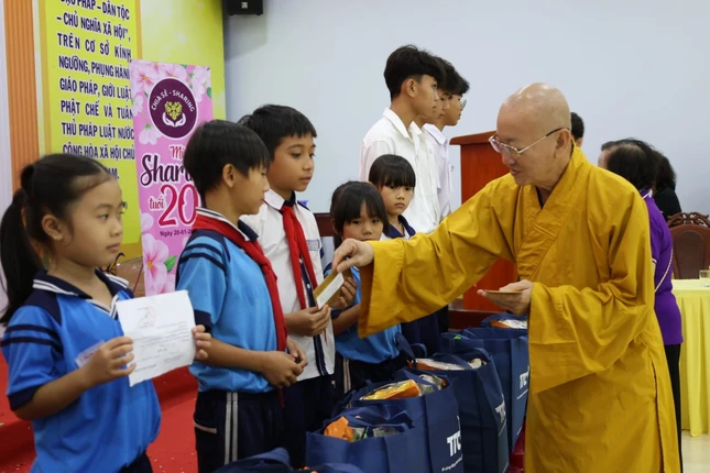 Thượng tọa Thích Quảng Tâm trao học bổng đến học sinh