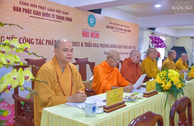 Thượng tọa Thích Thanh Phong, Phó Chủ tịch Hội đồng Trị sự, Trưởng ban Kinh tế - Tài chính T.Ư, cùng chư tôn đức Hội đồng Trị sự