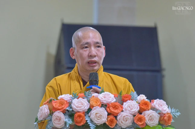 Thượng tọa Thích Thanh Tuấn công bố quyết định tặng Bằng tuyên dương công đức của Hội đồng Trị sự đến tập thể và các cá nhân