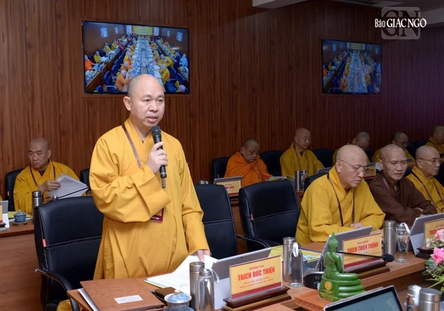 Thượng tọa Thích Đức Thiện trình bày dự thảo báo cáo tổng kết hoạt động Phật sự năm 2025 của GHPGVN