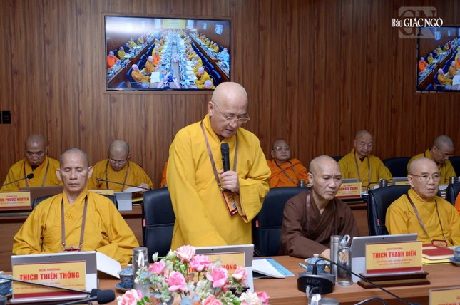 Hòa thượng Thích Huệ Thông trình bày dự thảo chương trình hoạt động Phật sự năm 2026 của GHPGVN