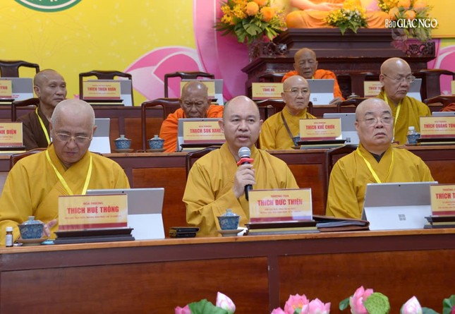 Thượng tọa Thích Đức Thiện trả lời các câu hỏi, trao đổi cho đại biểu tại hội nghị