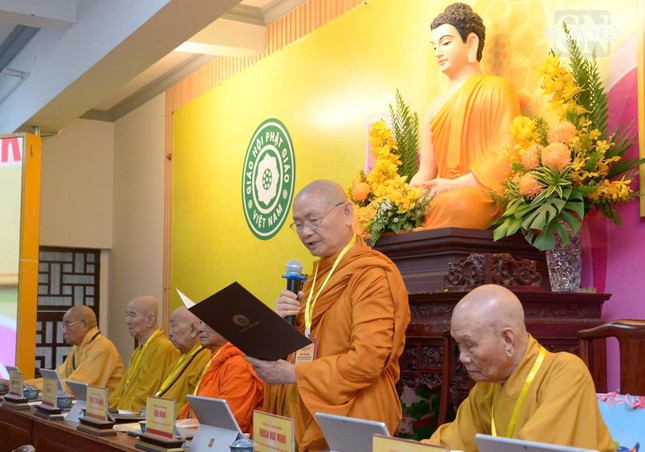 Trưởng lão Hòa thượng Viên Minh thay mặt Ban Thường trực Hội đồng Chứng minh GHPGVN thông báo về kết quả của Đại nghị lần III Hội đồng Chứng minh