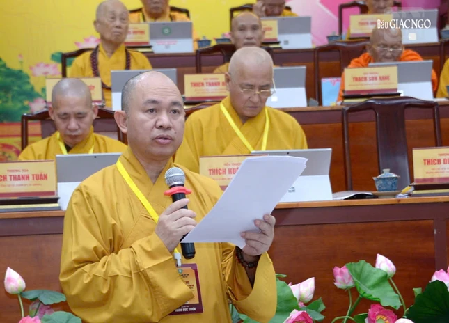 Thượng tọa Thích Đức Thiện báo cáo tổng kết hoạt động Phật sự năm 2025 của GHPGVN