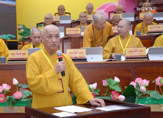 Hòa thượng Thích Huệ Thông trình bày dự thảo chương trình hoạt động Phật sự năm 2026 của GHPGVN