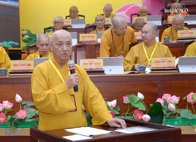 Hòa thượng Thích Huệ Thông trình bày dự thảo chương trình hoạt động Phật sự năm 2026 của GHPGVN