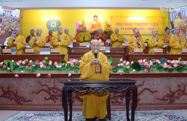 Trưởng lão Hòa thượng Thích Thiện Nhơn cùng chư tôn đức tiếp nhận quyết định phê chuẩn Giáo chỉ tấn phong giáo phẩm tại hội nghị