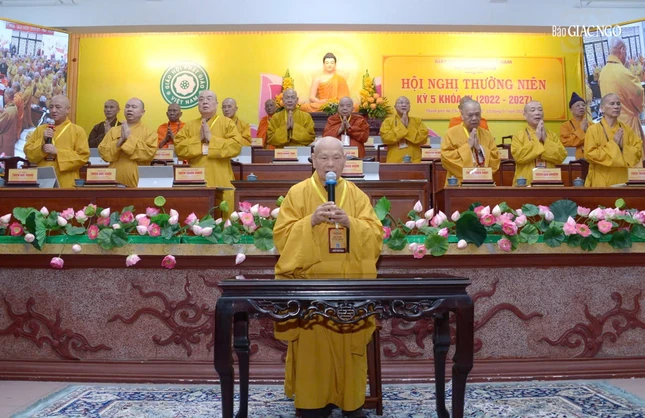 Trưởng lão Hòa thượng Thích Thiện Nhơn cùng chư tôn đức tiếp nhận quyết định phê chuẩn Giáo chỉ tấn phong giáo phẩm tại hội nghị