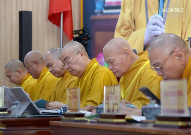 Chư tôn giáo phẩm chủ tọa hội nghị