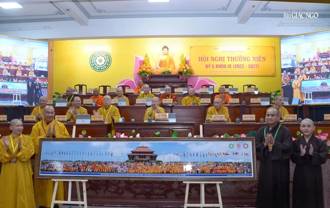 Thượng tọa Thích Tâm Hải trao tặng ảnh chụp đại biểu tham dự Đại lễ Vesak Liên Hiệp Quốc 2025