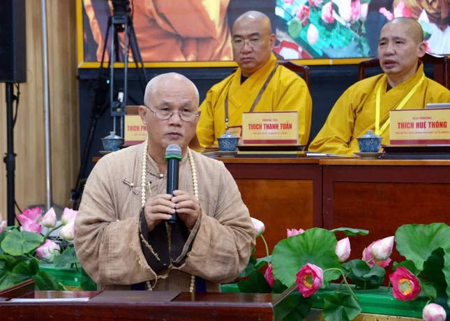 Thượng tọa Thích Giác Dũng điều hành phần trao Giáo chỉ tấn phong giáo phẩm